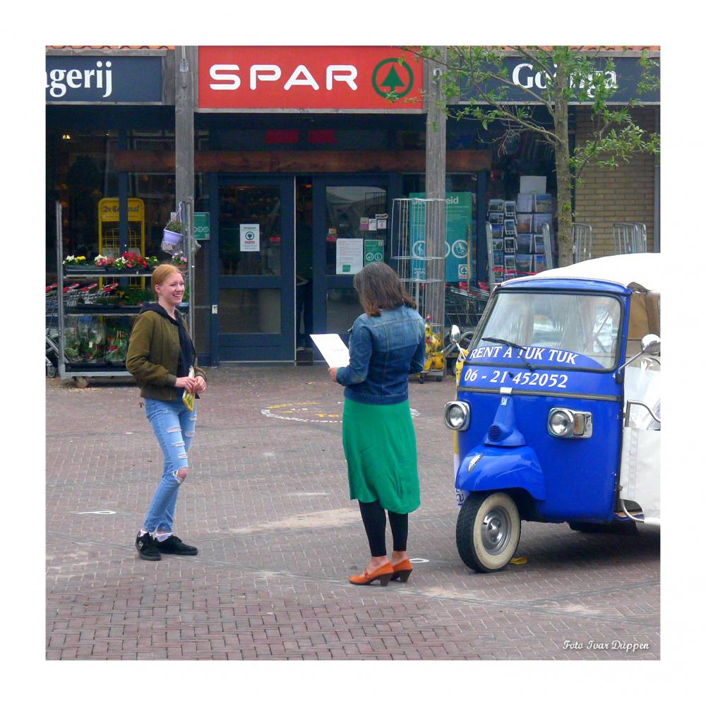 Leerling-Brigitte-wordt-verrrast-op-haar-werk-Foto-Ivar-Duppen